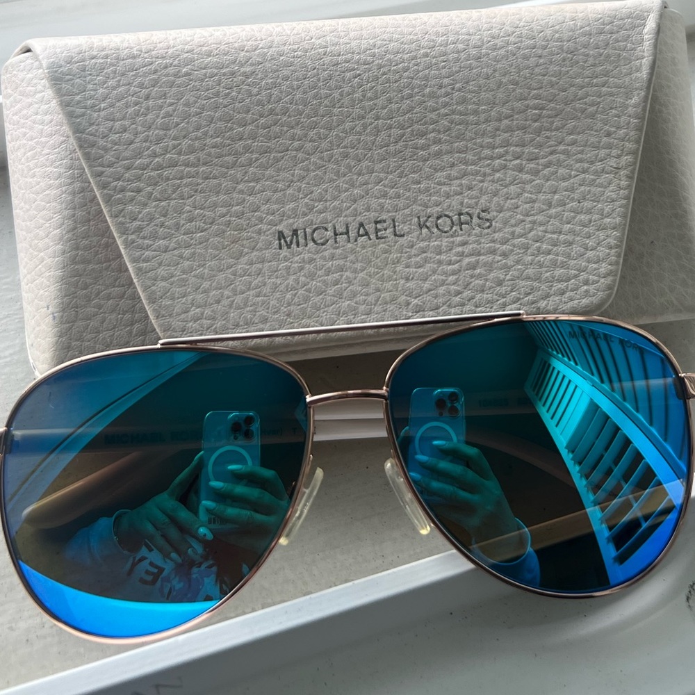 Sunglasses verry good condition with the box